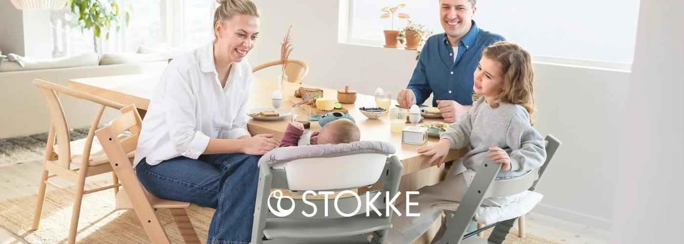 Familia usando la trona Stokke Tripp Trapp en comedor, adaptada a la altura de la mesa